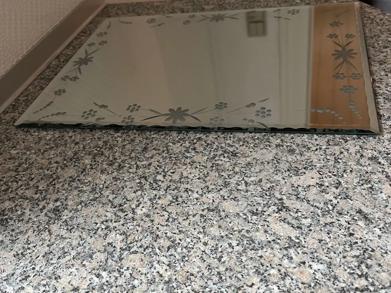 Billede 1 - Fin spejl til og pynte på