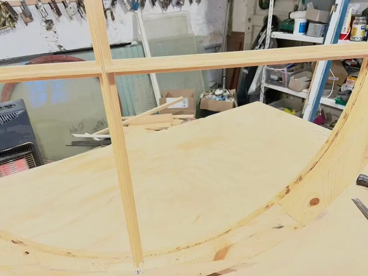 Billede 2 - Nylavet, større rundt vindue m. fire rudefelter