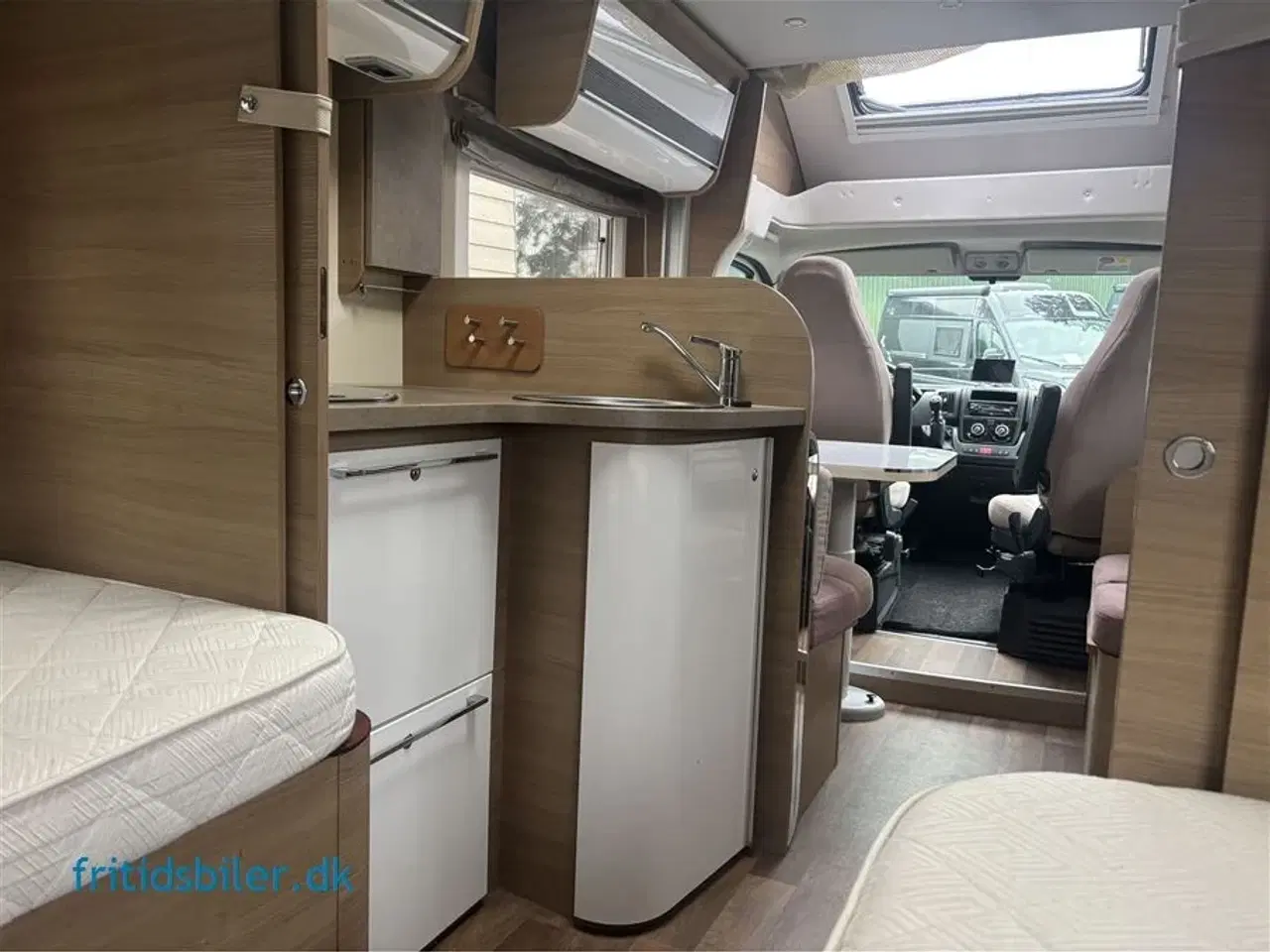 Billede 18 - 2015 - Elnagh T-Loft 531   Elnagh med 2 store langsgående senge og bad og wc bag i bilen og 5 selepladser