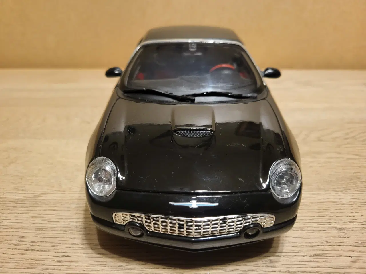 Billede 5 - Modelbil. FORD Thunderbird (2002) Skala 1/18.