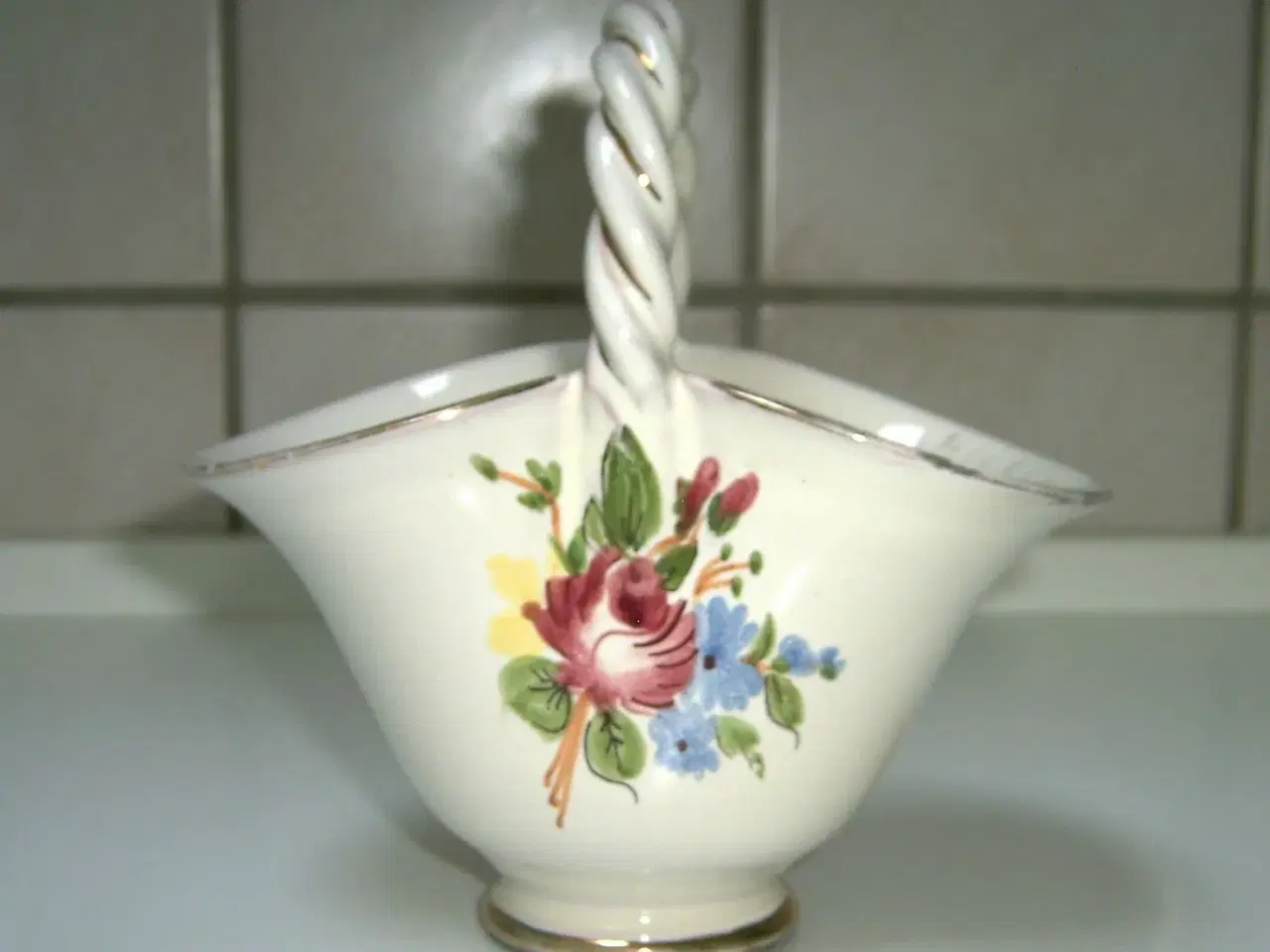 Billede 1 - Gl. Porcelæns kurv med blomster deco.
