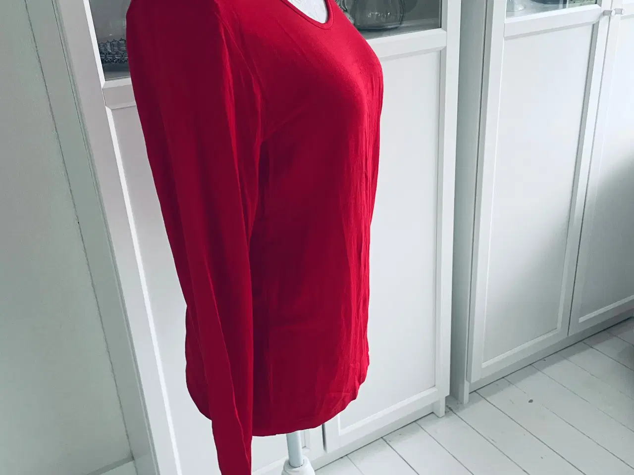 Billede 2 - Bluse rød som ny