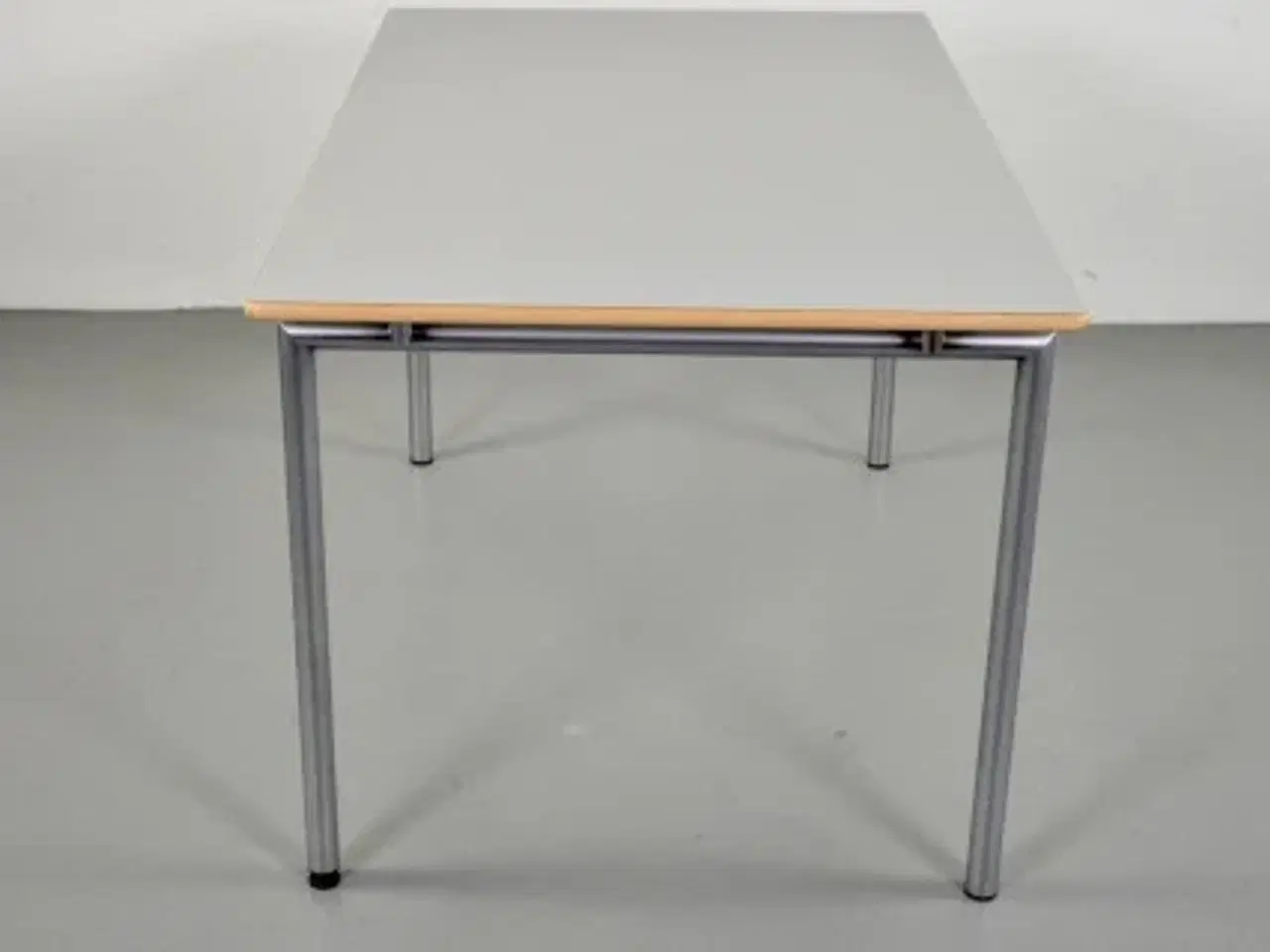 Billede 5 - Randers radius kantinebord med grå plade og stoleophæng - 120cm