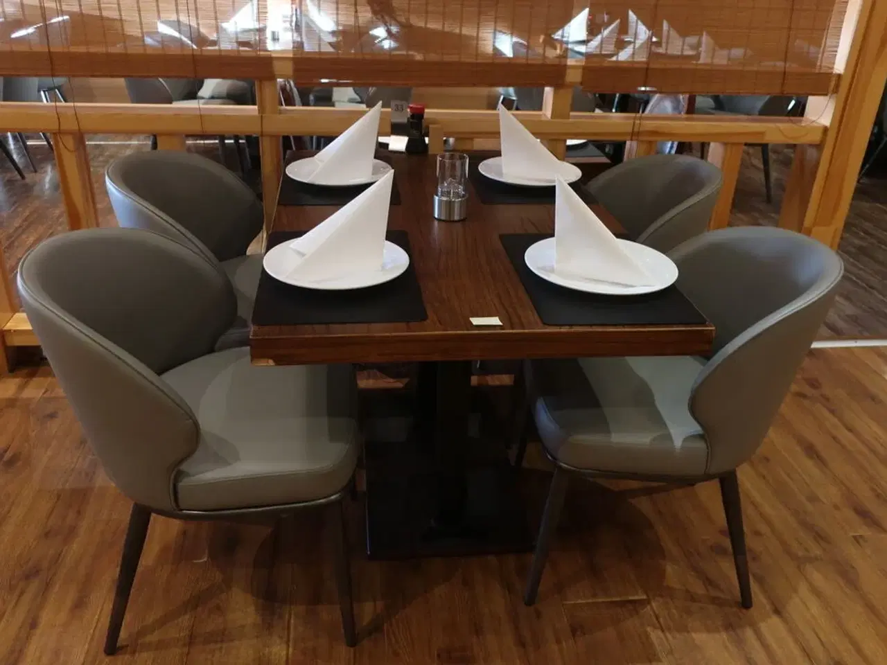 Billede 4 - 4 borde og 16 nye stole