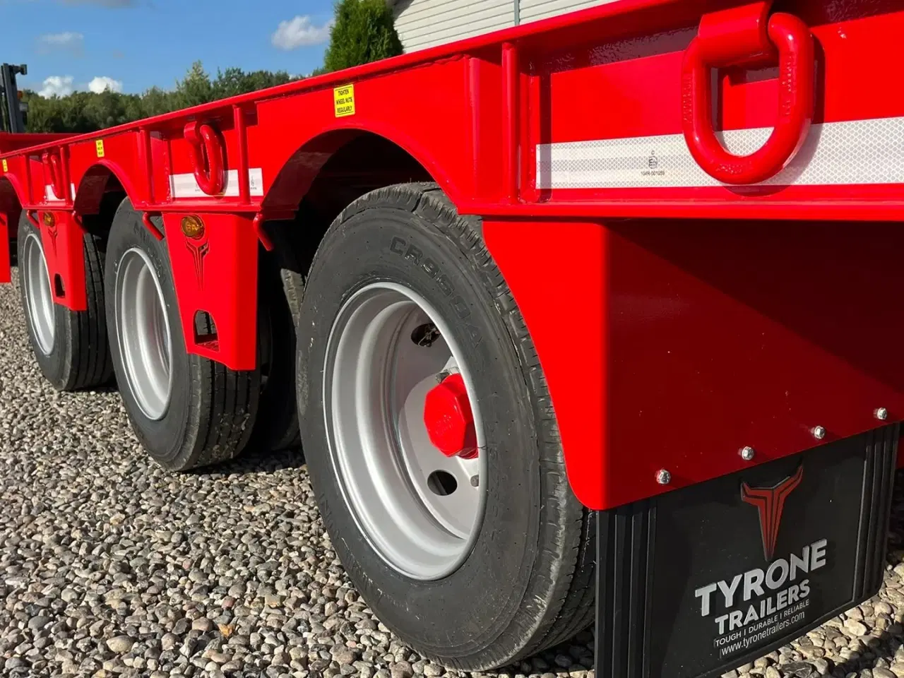 Billede 11 - Tyrone 27TLL LANG MODEL med kombi bremser, både luft og hydrauliske bremser. Affjedret træk og affjedret aksler. Med hydrauliske ramper og værktøjskasse