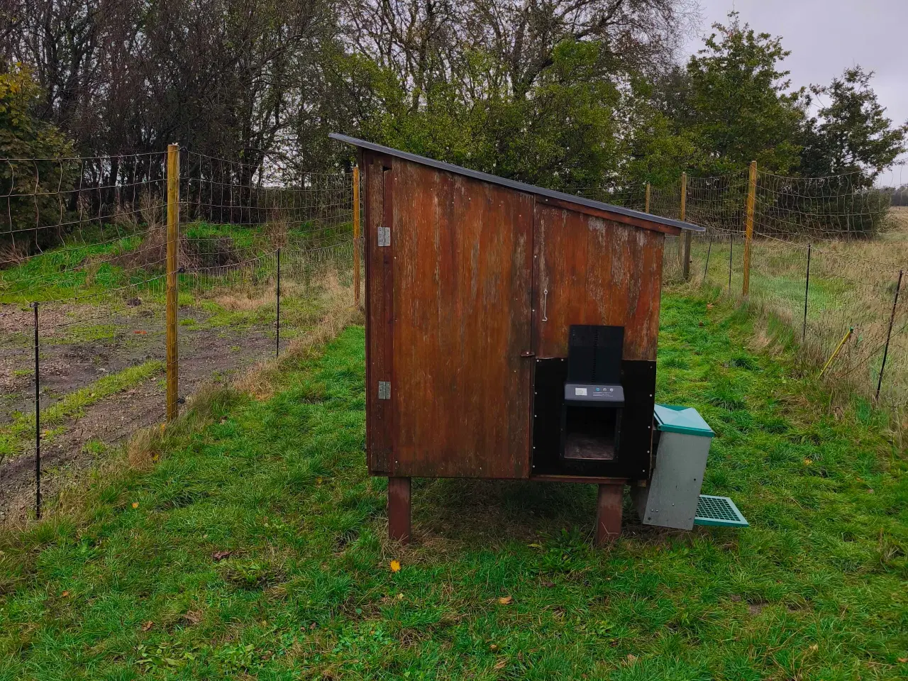 Billede 2 - Hønsehus med elektrisk hønselem