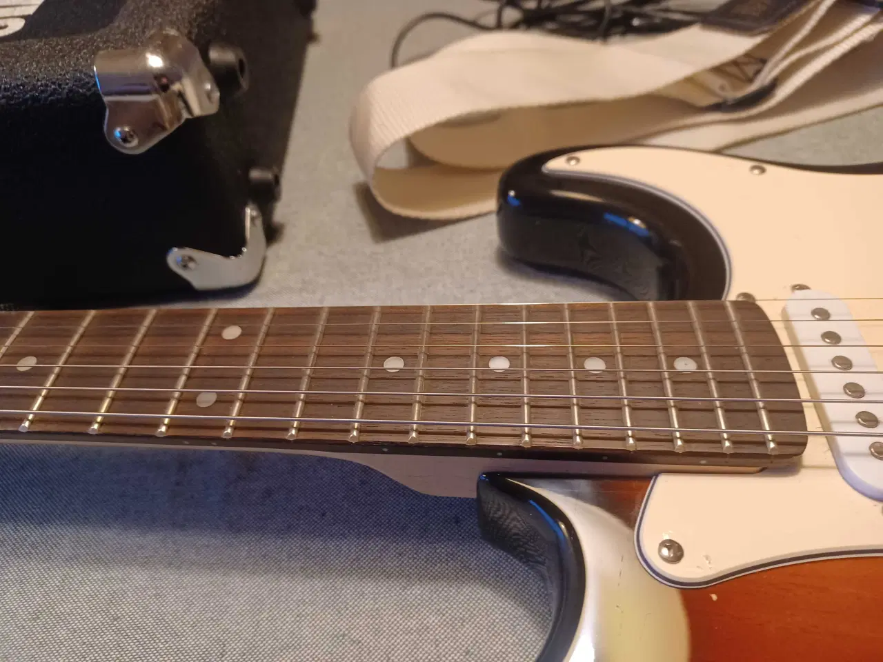 Billede 2 - Starsound elguitar + forstærker – komplet begynder