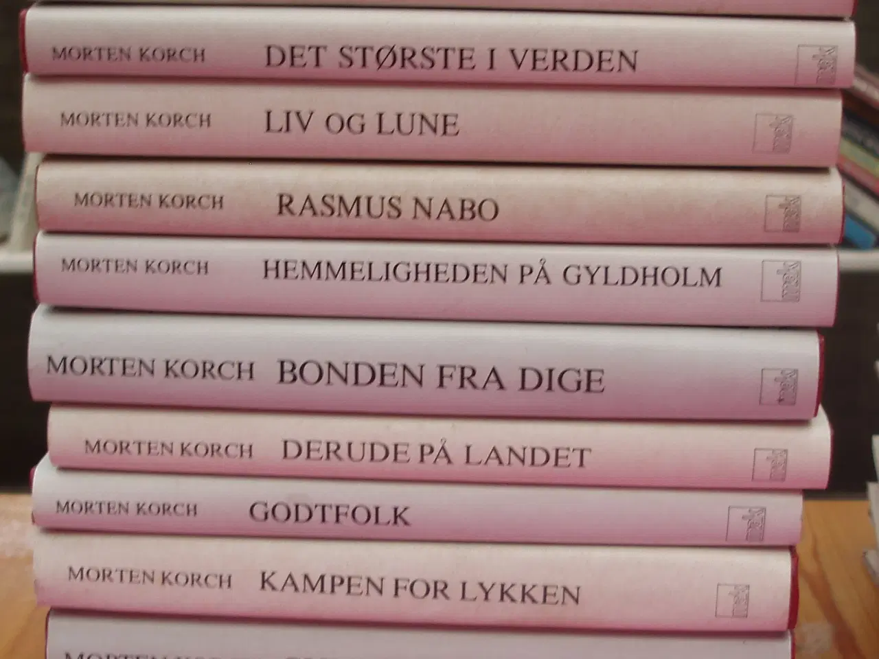 Billede 3 - Morten Korch rød Hardback bøger 4