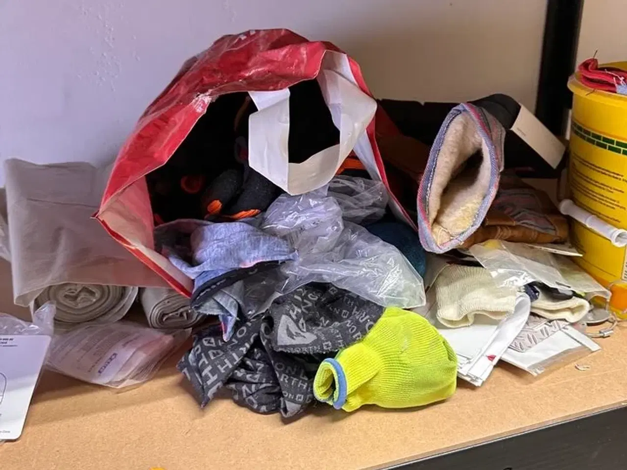 Billede 6 - Indhold på reoler af diverse håndværktøj, sikkerhedsdragter mv.