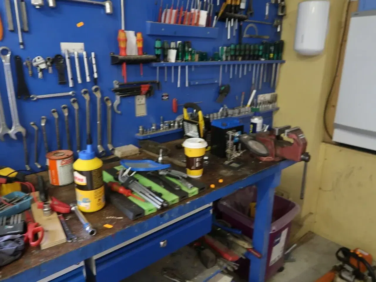 Billede 14 - Arbejdsbord med skruestik samt værktøjstavle med div. Værktøj
