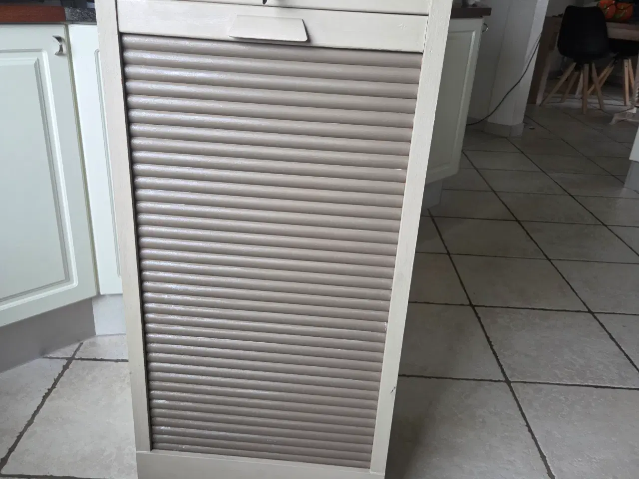 Billede 1 - Rigtig flot jalosiskab