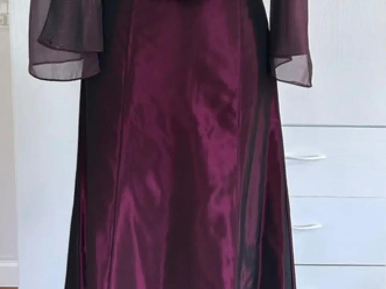 Billede 2 - Corsage, nederdel og sjal. Sæt i bordeaux.