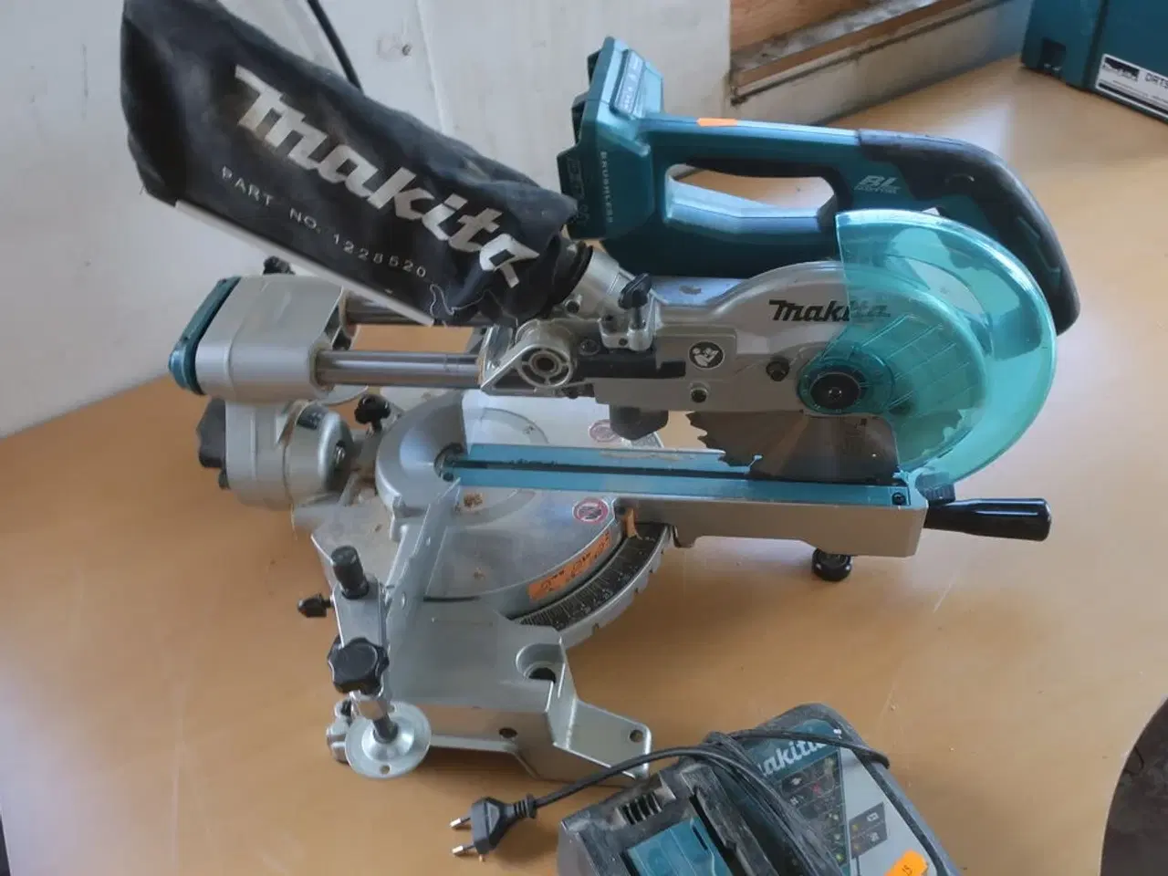 Billede 2 - Akkuværktøj MAKITA kapgeringsav inkl. lader og ét batteri