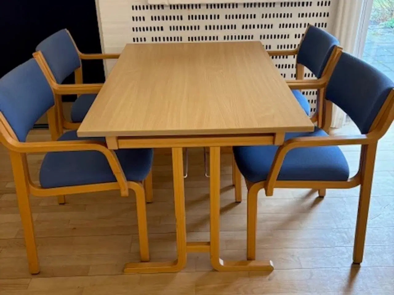 Billede 2 - 28 borde med designerstole i bøg - sælges som sæt