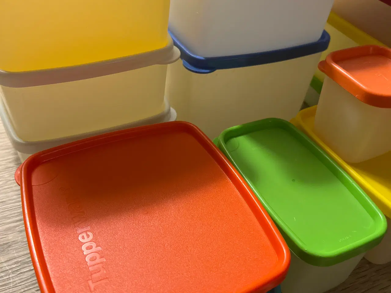 Billede 2 - 15 Tupperware firkantede, stabelbare bøtter