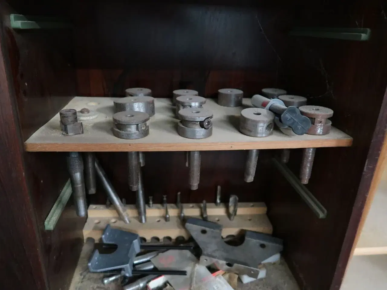 Billede 4 - 2 stk. vægskabe med div. Værktøj m.m.