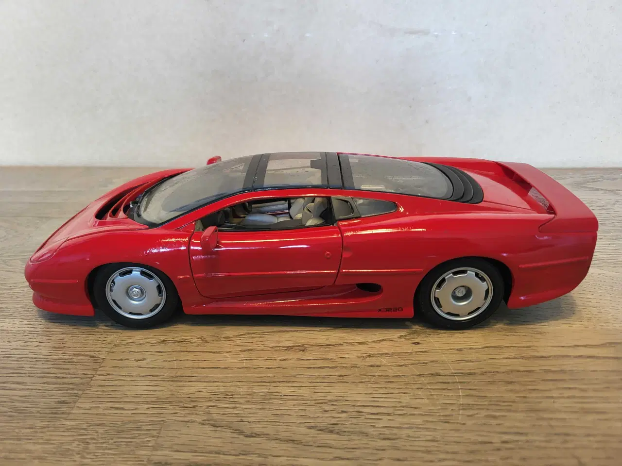 Billede 1 - Modelbil: JAGUAR XJ220 1992.  Skala 1/18.