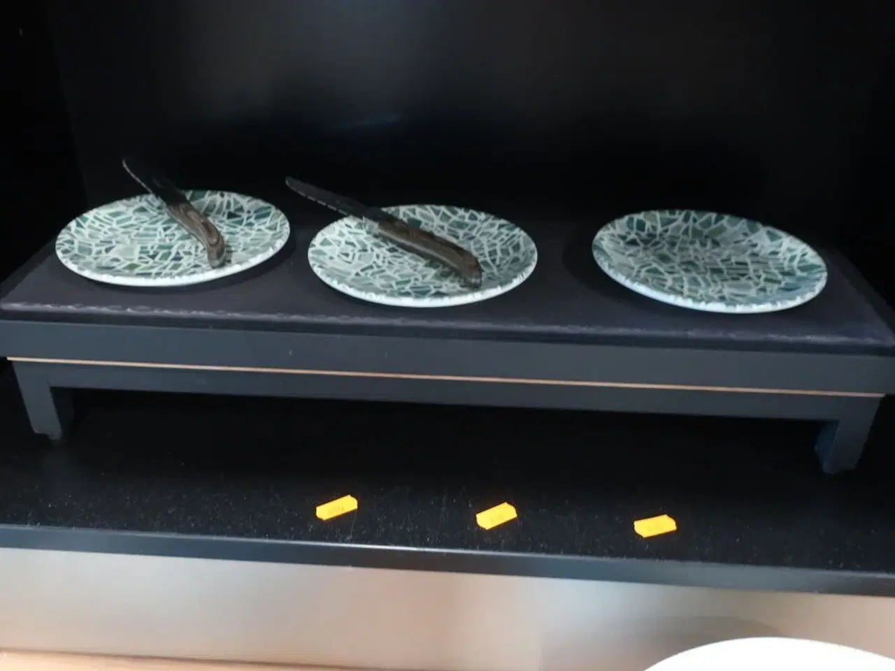 Billede 1 - Plateu, tallerkner, knive samt skifferplade TOGNANA