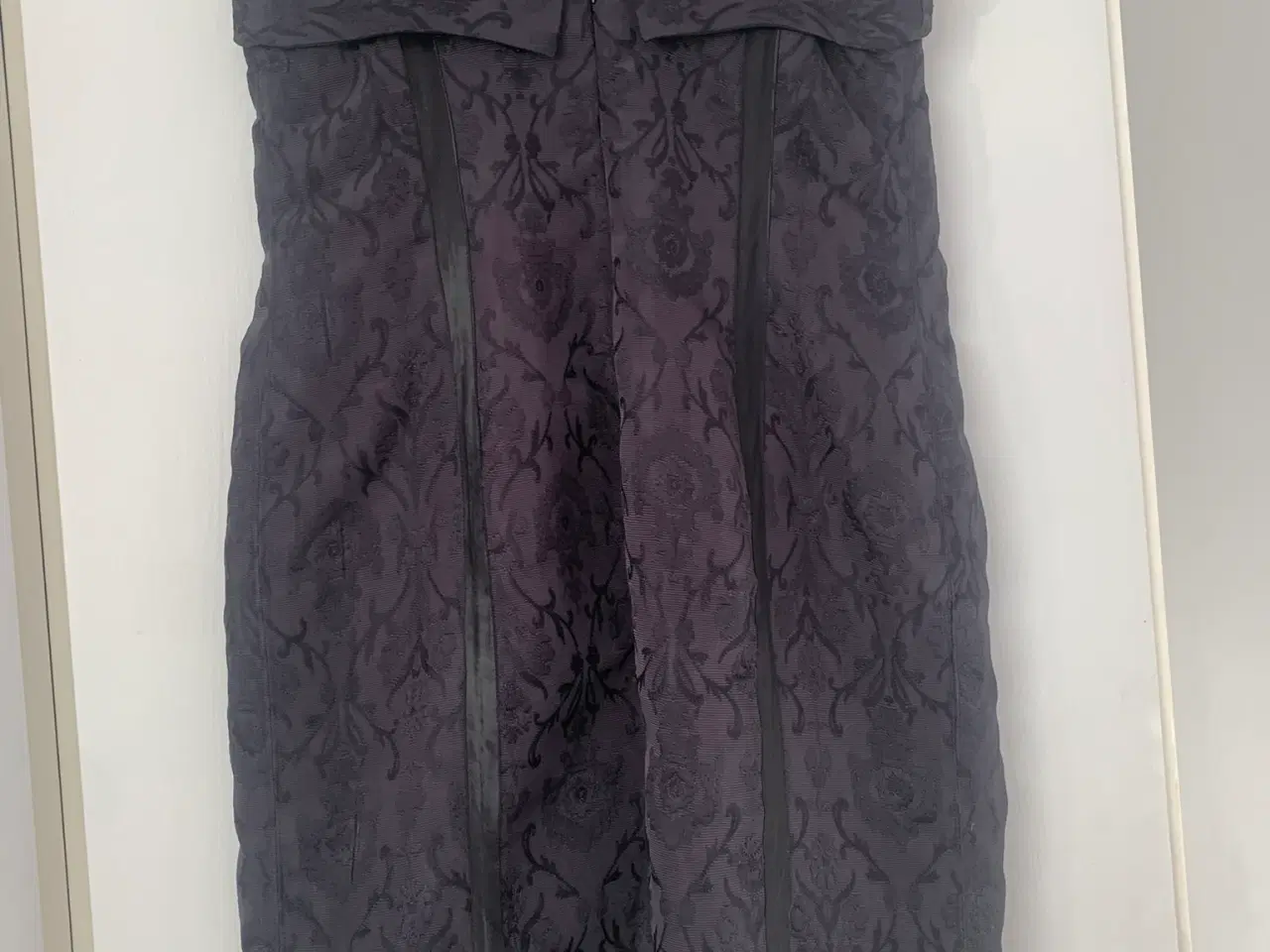 Billede 1 - “ Den lille sorte “  sort brokade kjole 