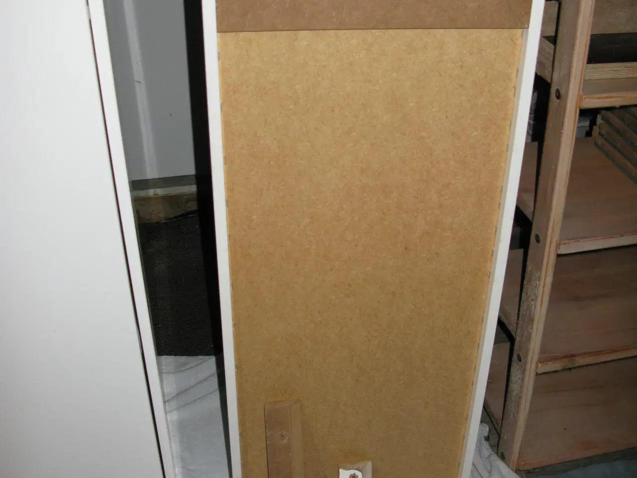 Billede 4 - 2 stk hvidlakerede væghængte skabe.