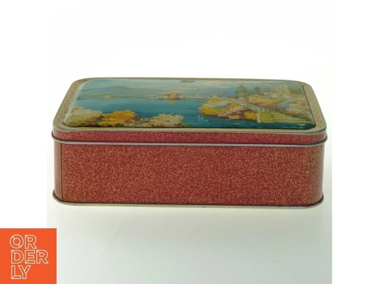 Billede 2 - Dekorativ metalæske med landskabsmotiv (str. 19,5 x. 13,5 cm)