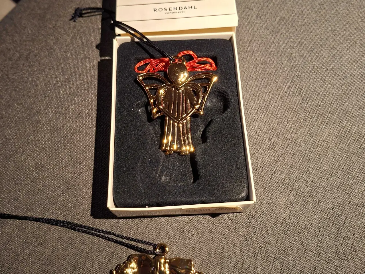 Billede 2 - 2 Rosendahl ophæng i Karen Blixen i guld look