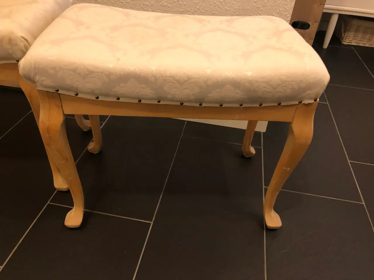 Billede 4 - Sæt med 2 skamler i fyrretræ med hvidt betræk