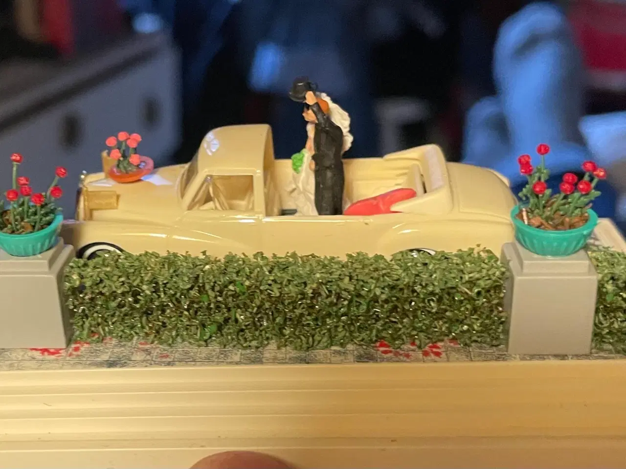 Billede 9 - Busch diorama, nygifte med bil m.m. H0