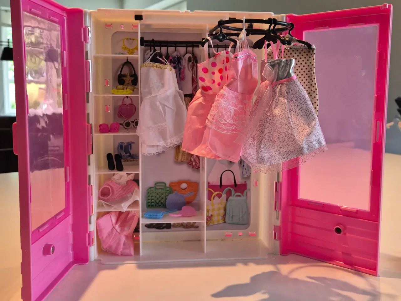 Billede 5 - Barbie klædeskab inkl. Tøj