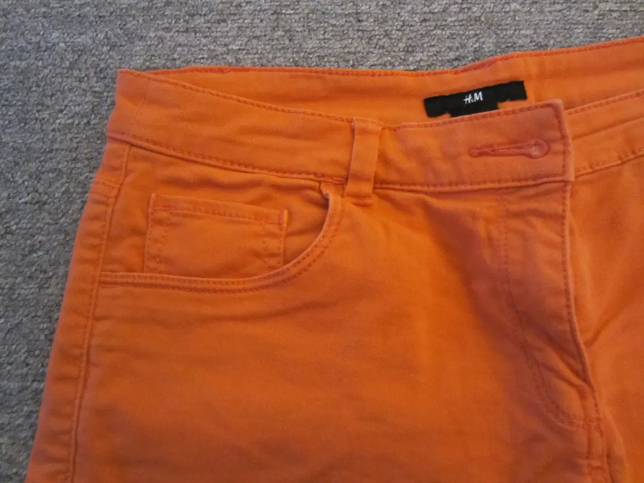 Billede 2 - Smarte orange shorts i str. 36 fra H&M