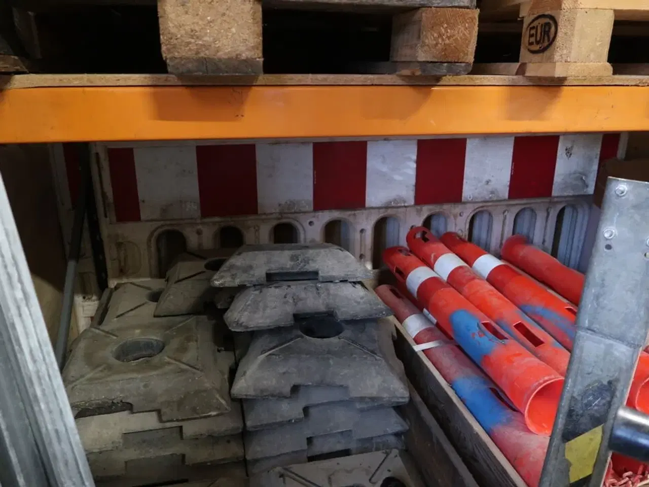 Billede 4 - 2 stk. paller med afspærringsstolper