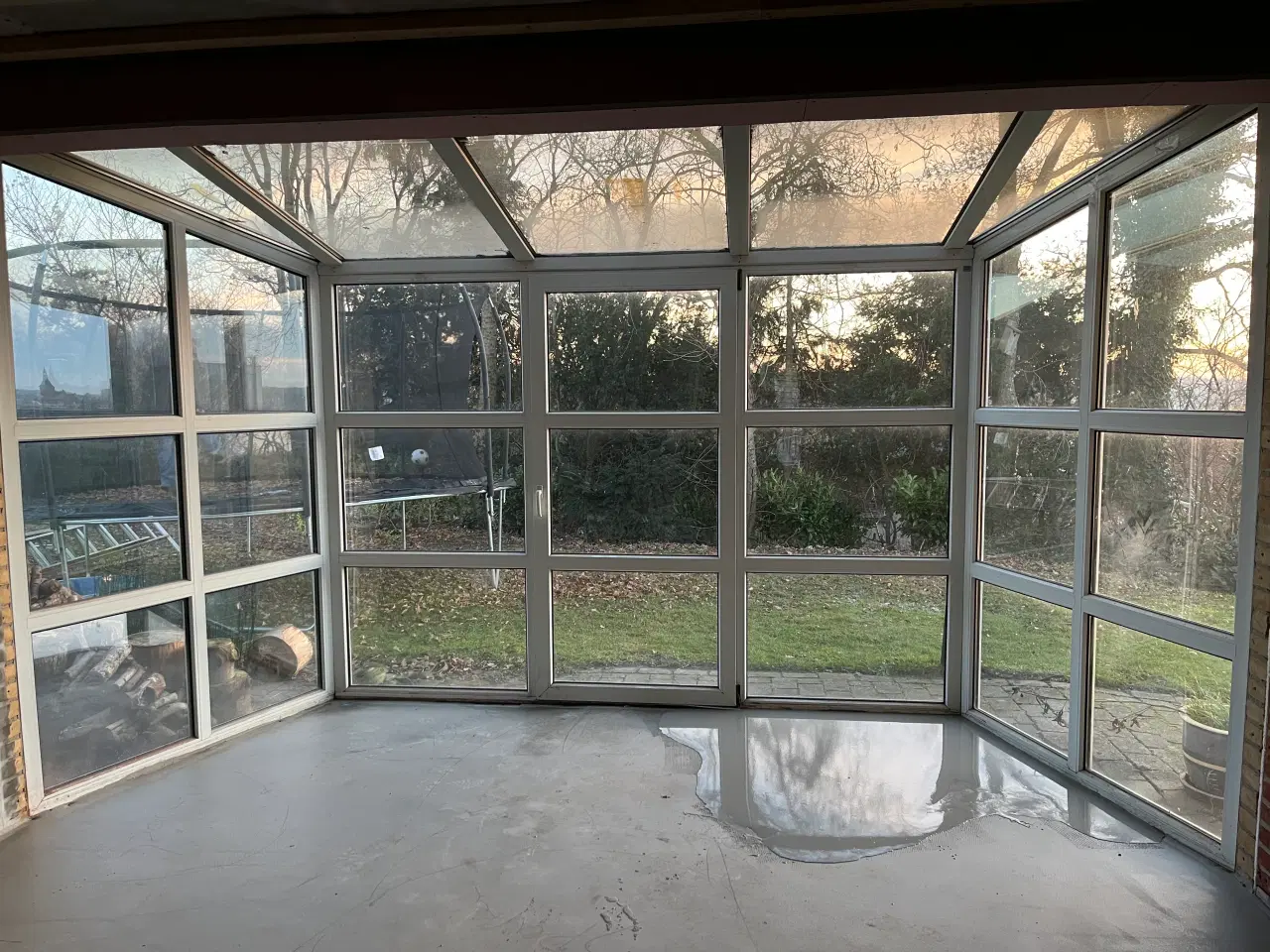 Billede 2 - Karnap i plast med vinduer og dør