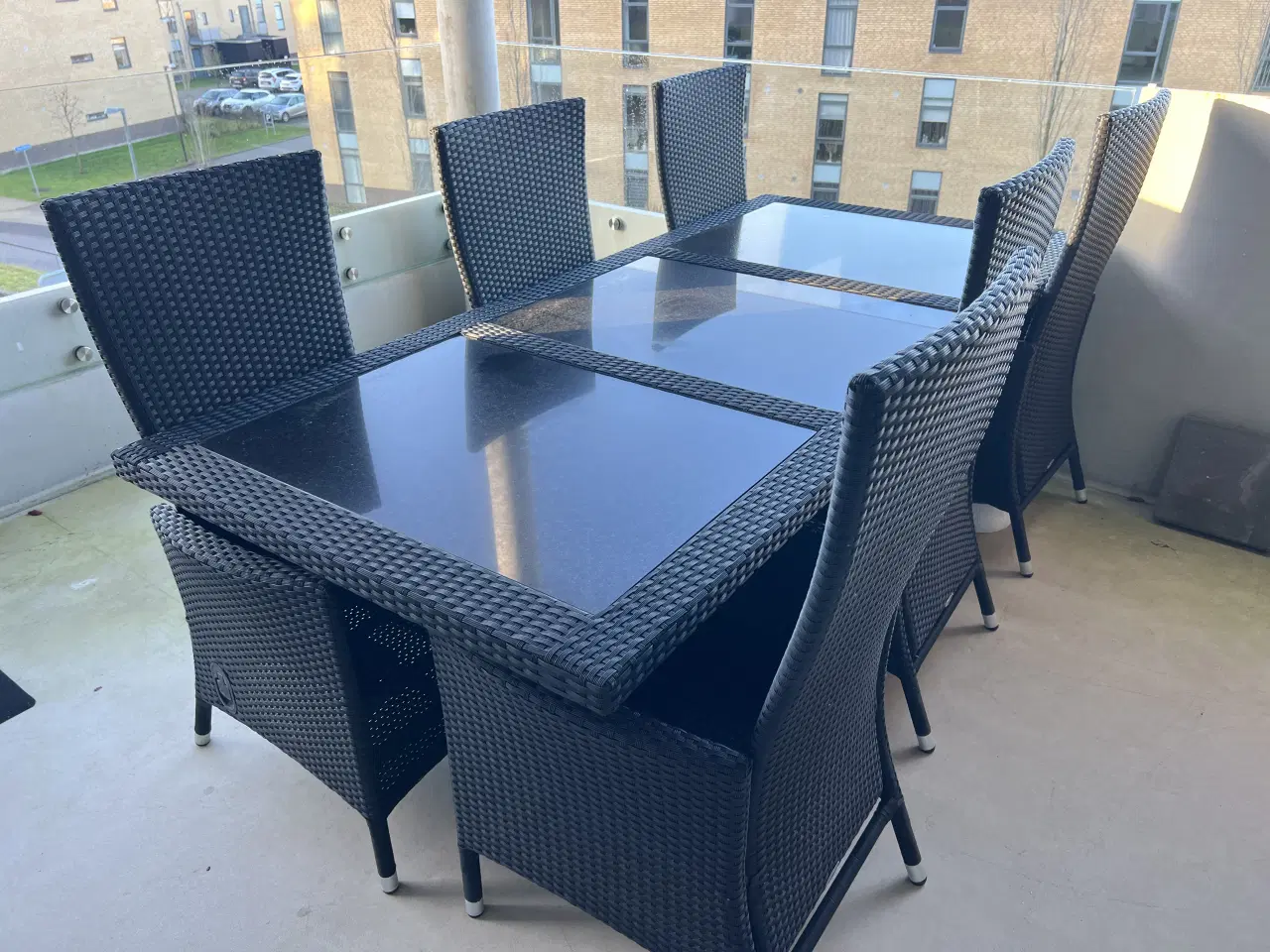 Billede 1 - Solidt og velholdt havebord til 6/8 personer