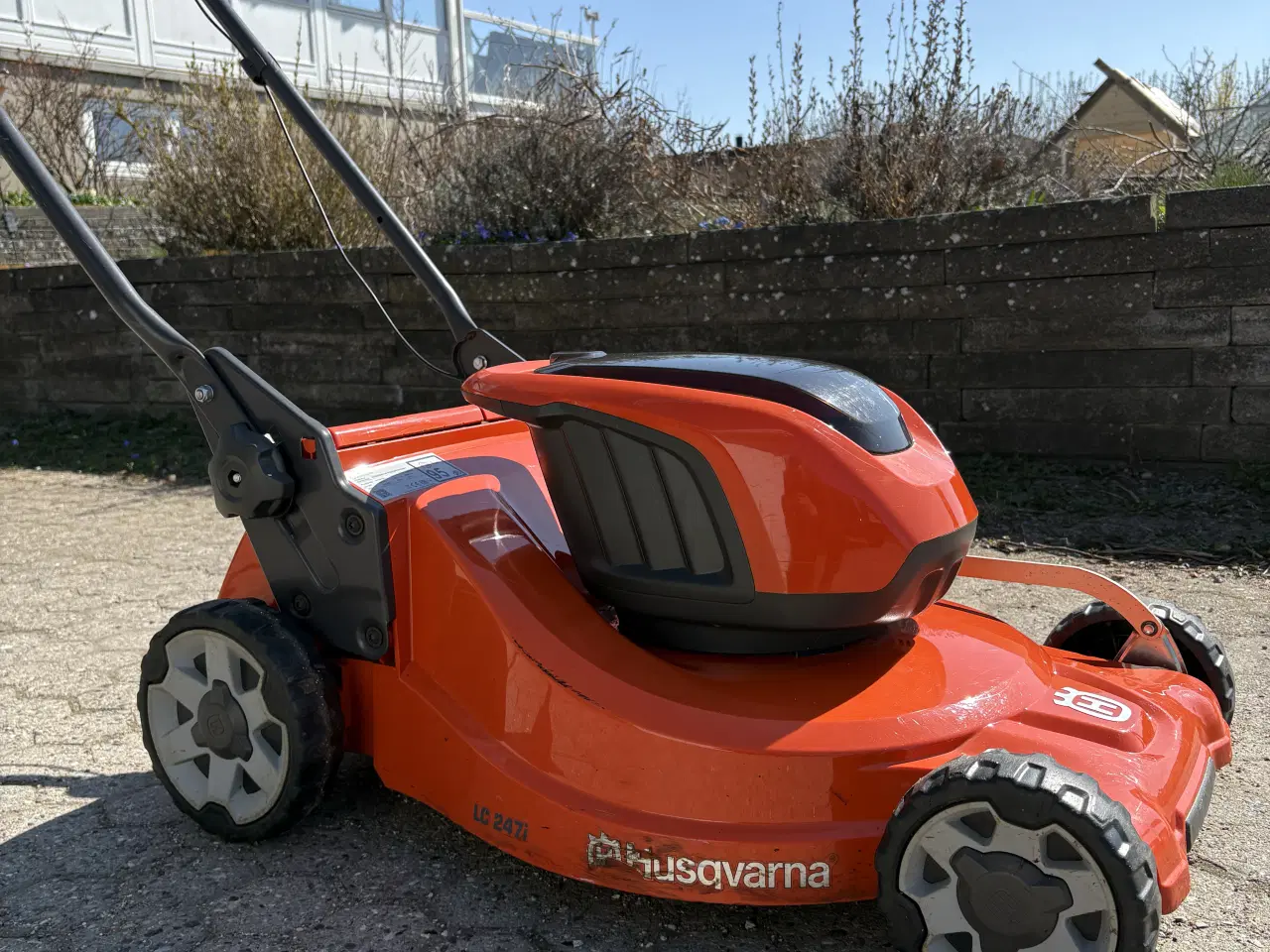 Billede 1 - Husqvarna LC 247i batteridrevet plæneklipper