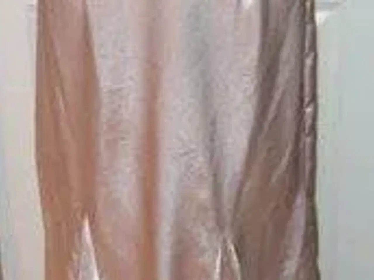 Billede 1 - Galla kjole med lille slæb str 40 (NY)