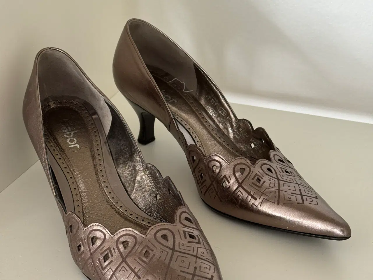Billede 1 - Gyldne, højhælede Gabor sko med mønster. Str 39.