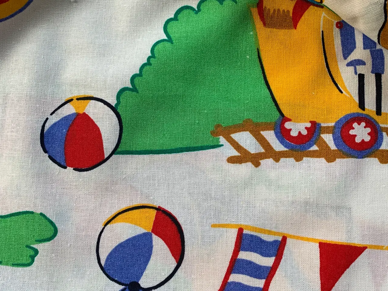 Billede 3 - Stof i flerfarvet design