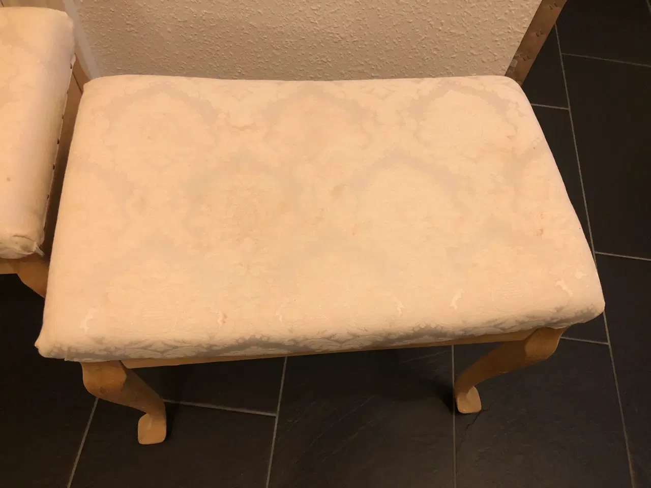 Billede 8 - Sæt med 2 skamler i fyrretræ med hvidt betræk