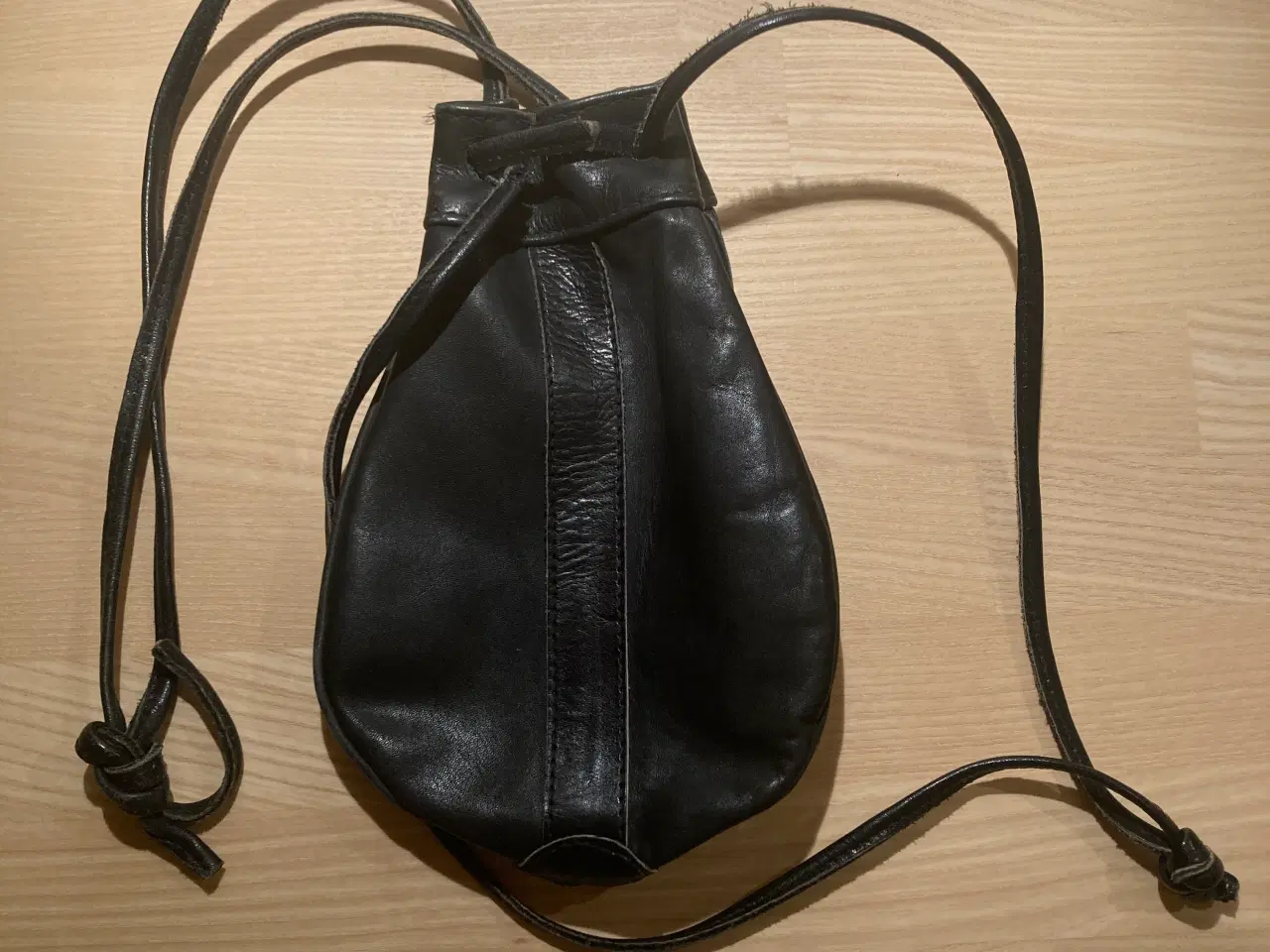 Billede 2 - Lækker lille “tobakspungs” skuldertaske