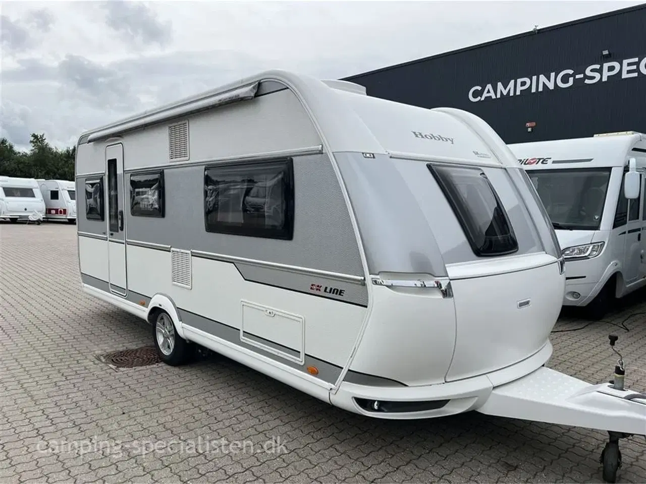 Billede 2 - 2021 - Hobby De Luxe 495 UL DK line   2021 Hobby 495 UL De Luxe DK LINE - se den nu hos Camping-Specialisten.dk