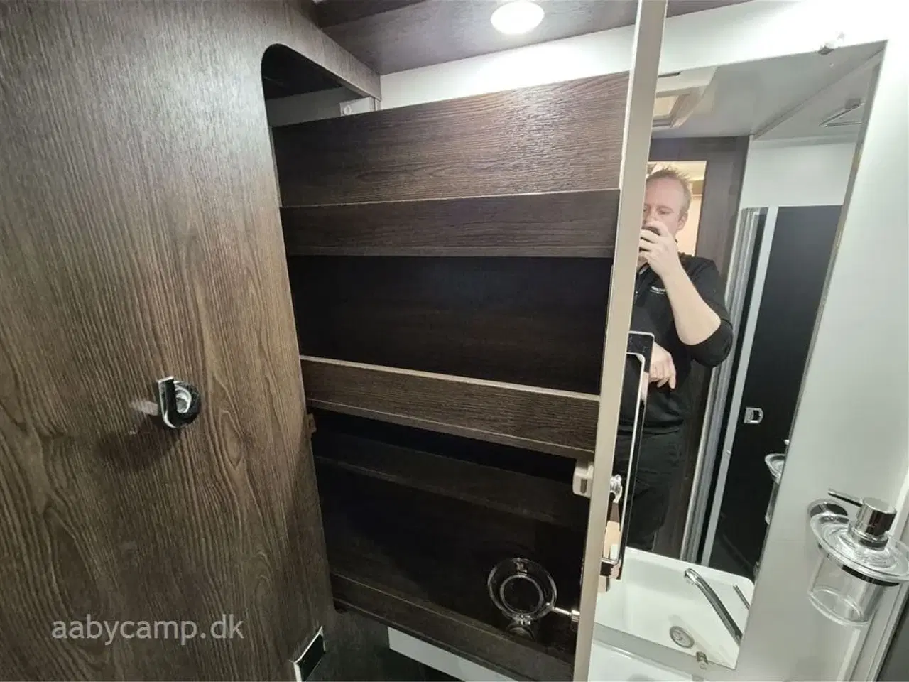 Billede 20 - 2021 - Benimar Tessoro 483 NK   Nk pakke. Markise. solcelle. Lithium Batteri. 2000w inverter. Maxxfan. udv. gas og bruseudtag. Duo-control. undervognsbehandlet. KUN 28,000 KM!!