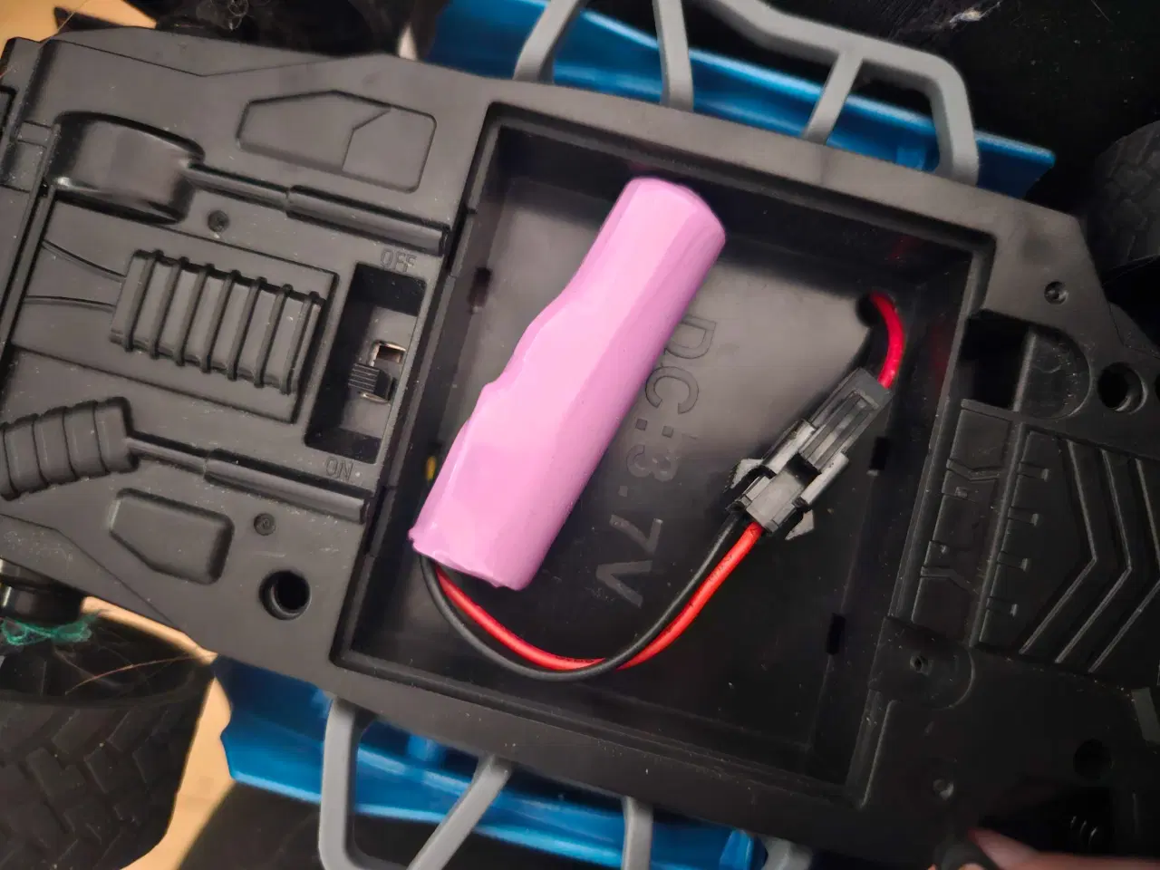 Billede 2 - Legetøjs bil med batteri