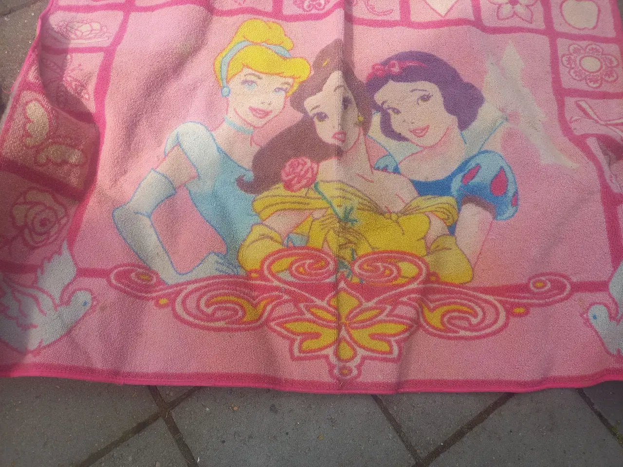 Billede 2 - Pink  -lysserødt  stort  .gulv tæppe med Disney  m