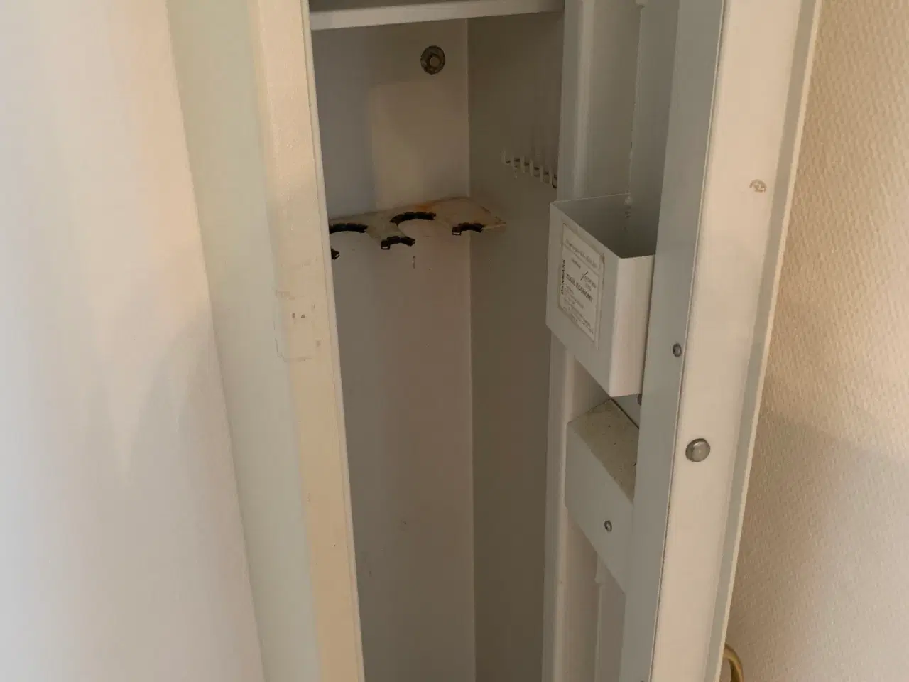 Billede 5 - Våbenskab til 6 stk.