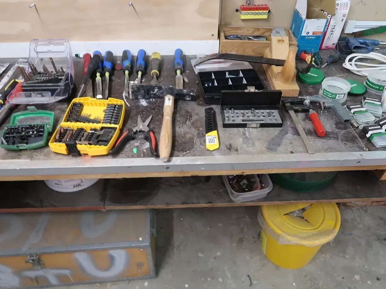 Billede 5 - Arbejdsbord med indhold