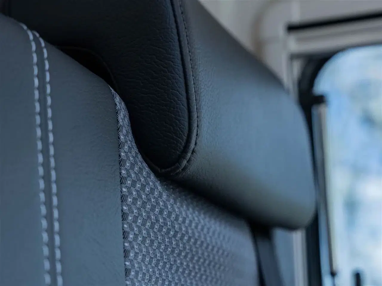 Billede 24 - 2026 - Tourne 6.4 Cruise aut. gear - Black   Den originale Tourne med langsgående senge