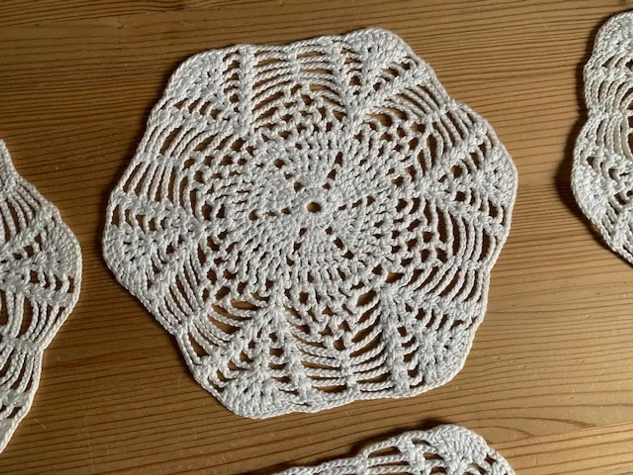 Billede 2 - Mellemlægsservietter, 6 stk. hæklede