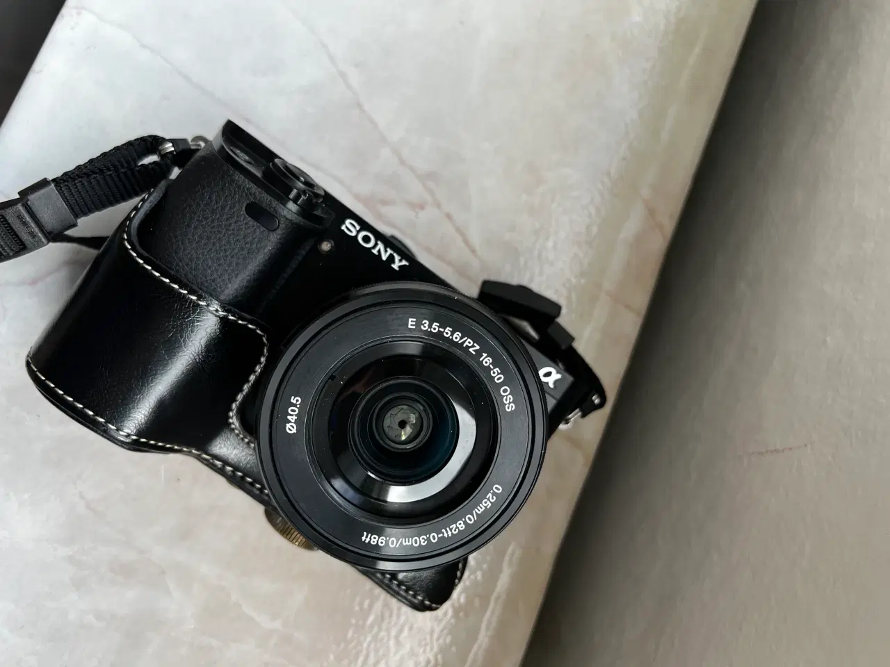 Billede 1 - Sony A6000 kamera - Som ny (inkl. cover)