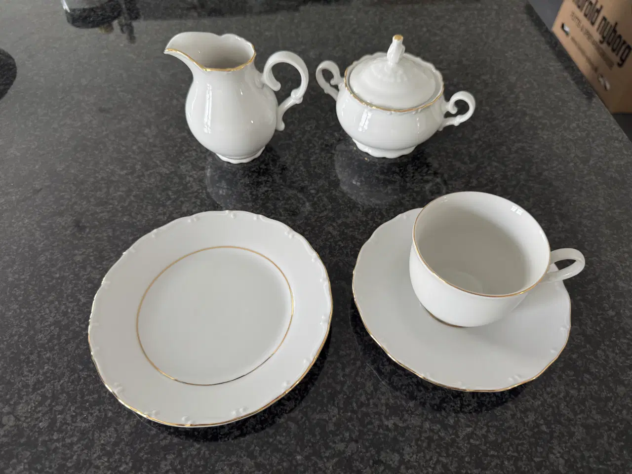 Billede 2 - Spisestel hvid med guldkant til 12 pers. 