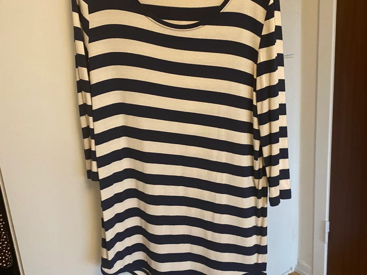 Billede 1 - Kjole i stribet hvid/blå